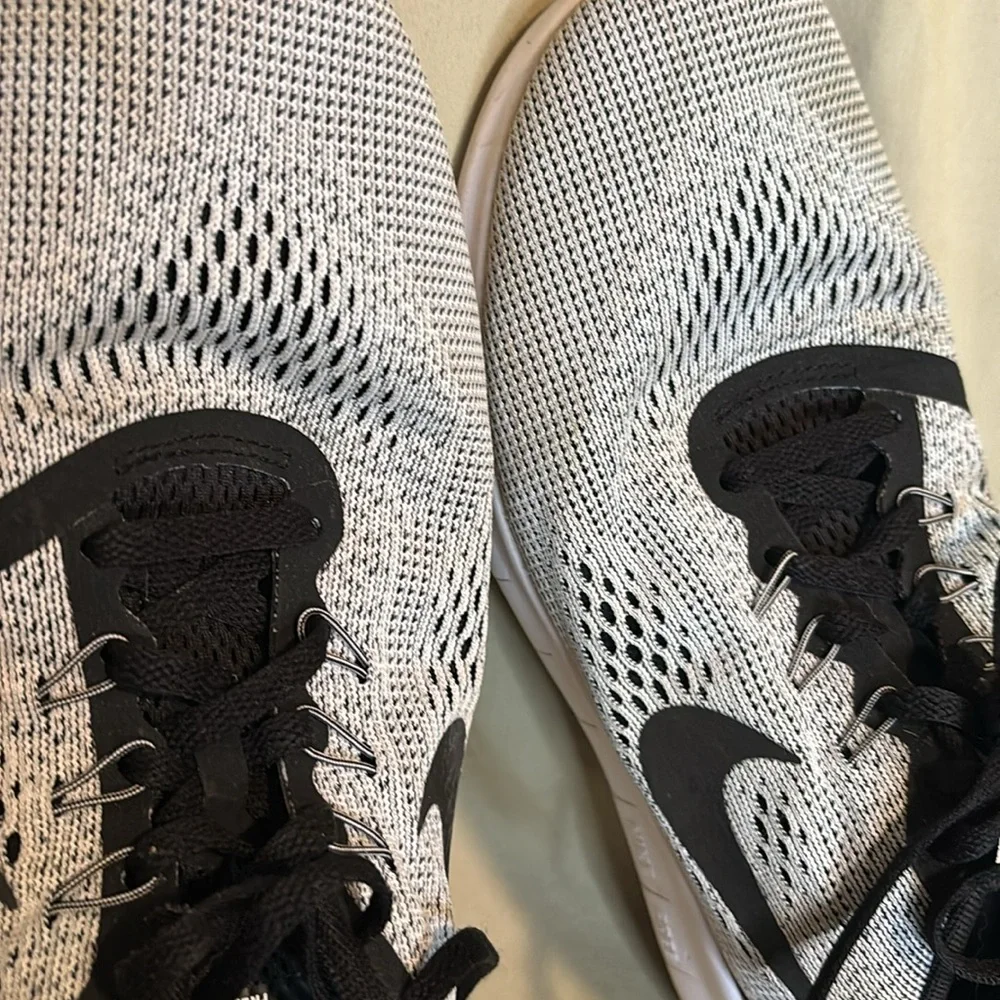 NIKE FREE RN athletic shoes gray with black details - Picture 8 of 8